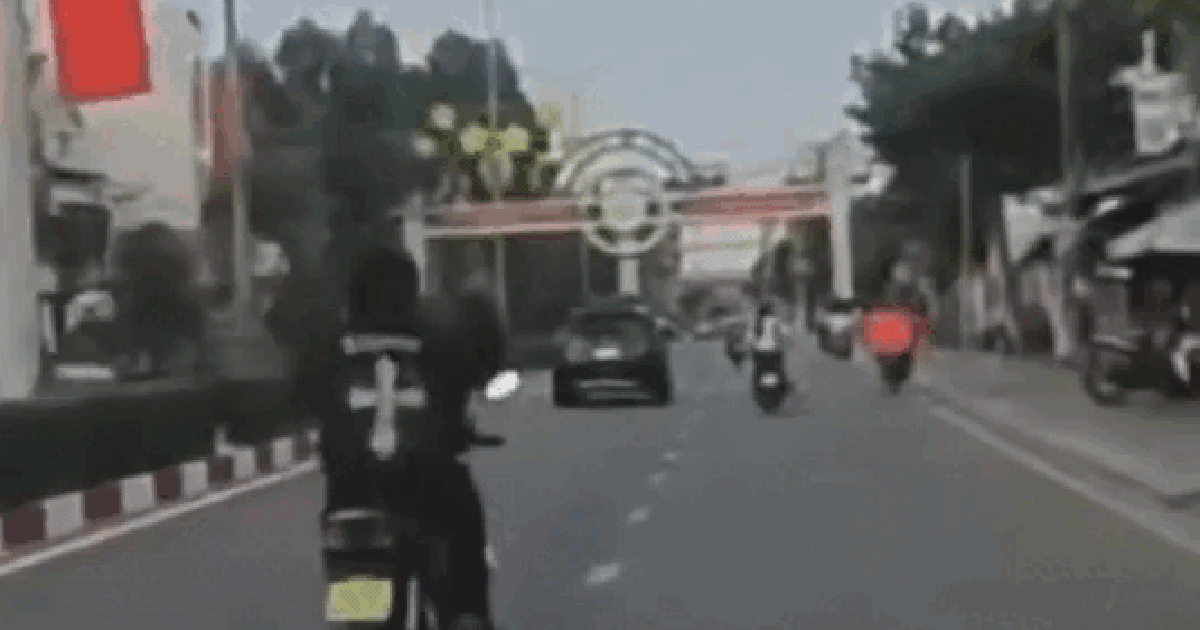 Sinh vi&ecirc;n bị CSGT TP.HCM phạt 12 triệu, tịch thu xe v&igrave; bu&ocirc;ng 2 tay l&aacute;i xe tr&ecirc;n đường