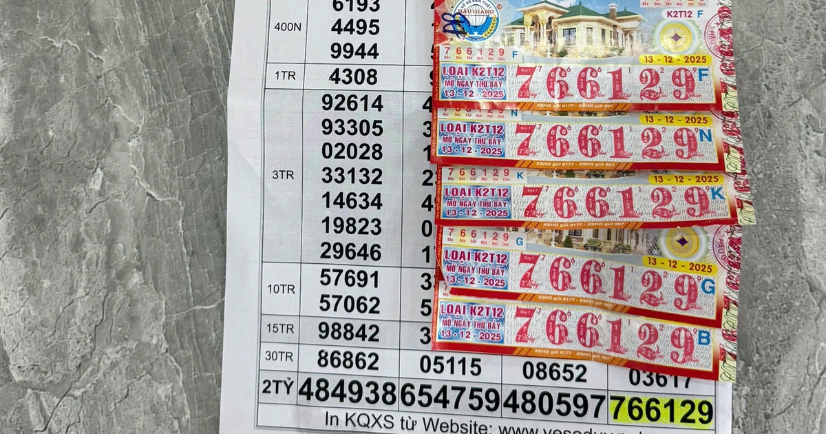 Tr&uacute;ng độc đắc 12 tỉ xổ số miền Nam, kh&aacute;ch mừng rỡ nhận tiền mặt