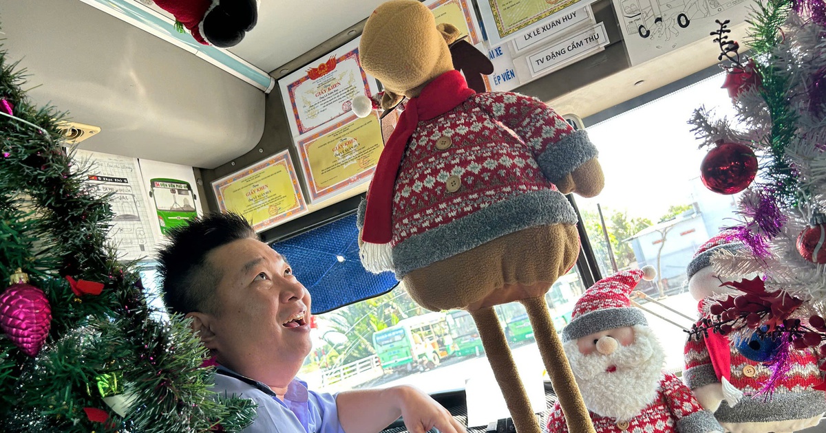 Độc đáo xe buýt được trang trí Noel, tiếp viên phát kẹo miễn phí cho khách
