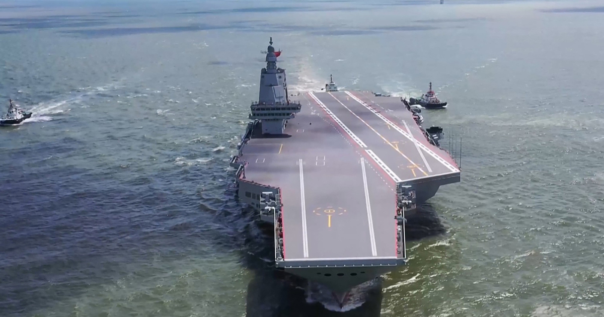 T&agrave;u s&acirc;n bay Ph&uacute;c Kiến của Trung Quốc đi qua eo biển Đ&agrave;i Loan