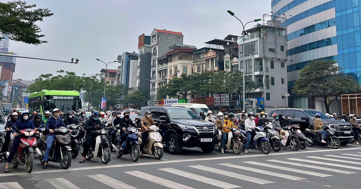 H&agrave; Nội triển khai camera AI, người đi đường &iacute;t bị 'th&uacute;c' khi đ&egrave;n đỏ c&ograve;n v&agrave;i gi&acirc;y