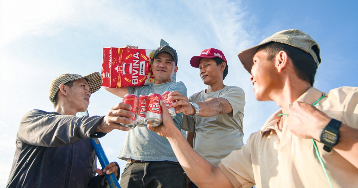 Bivina kho&aacute;c &aacute;o tết mới: Vẫn vị bia &ecirc;m đằm, vẫn tinh thần miền biển bền bỉ