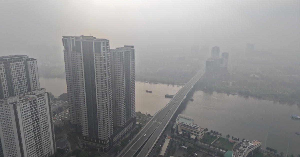 Bầu trời TP.HCM sương m&ugrave; d&agrave;y đặc: Nhiều nh&agrave; cao tầng 'biến mất' s&aacute;ng nay