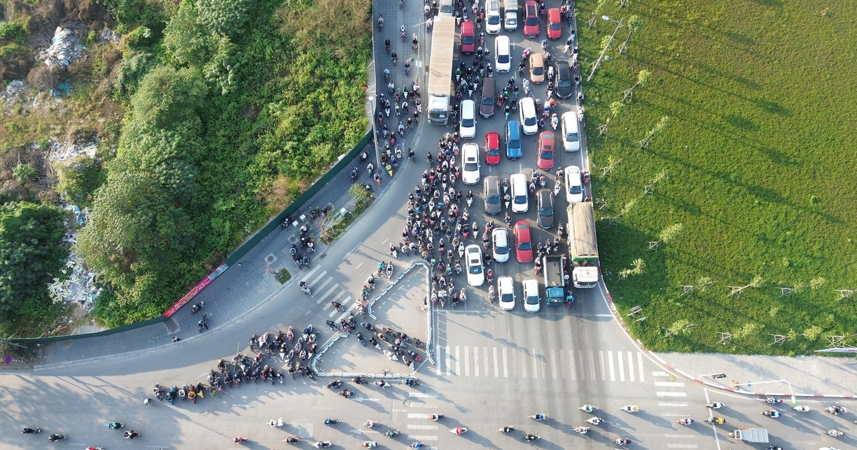 Hơn 1.800 camera AI soi khắp phố, xe m&aacute;y vẫn nối đu&ocirc;i nhau tr&ecirc;n vỉa h&egrave;