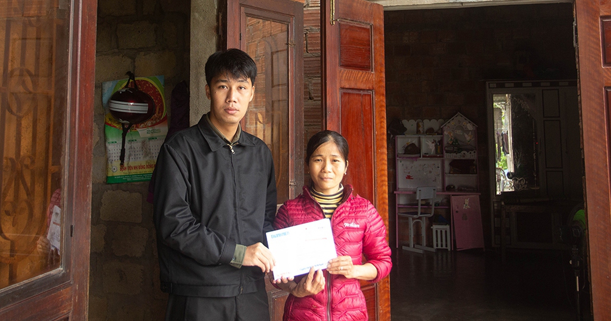 Trao gần 37 triệu đồng bạn đọc giúp người phụ nữ nhặt ve chai nuôi 2 người ung thư