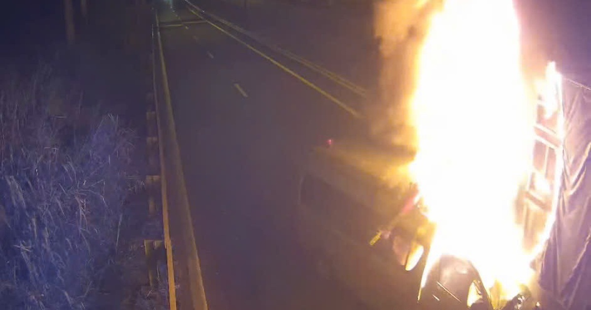 Xe cứu thương t&ocirc;ng xe đầu k&eacute;o gần cao tốc TP.HCM - Long Th&agrave;nh - Dầu Gi&acirc;y: 3 người tử vong