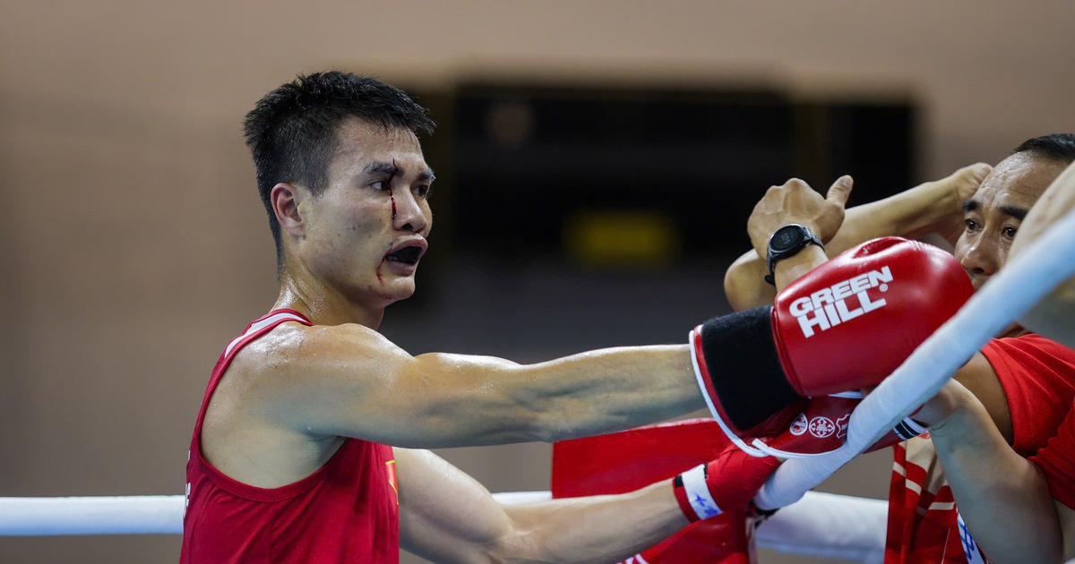 Cận cảnh võ sĩ Việt Nam chảy máu vì rách mí mắt khi tranh HCV, bị trọng tài xử thua Thái Lan