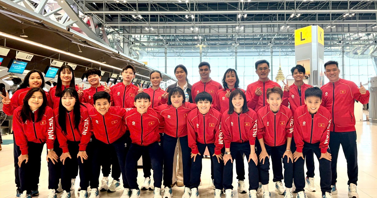 Futsal nữ Việt Nam rạng rỡ về nước sau tấm HCV lịch sử, HLV Đình Hoàng nói lời gan ruột