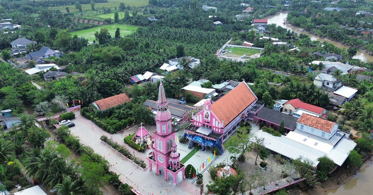 Nhà thờ hồng giữa vườn cây xanh miền Tây, lấy cảm hứng từ nhà thờ Tân Định