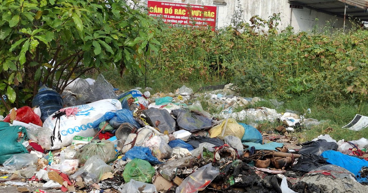 Nhiều nơi có bảng cấm vẫn đổ rác