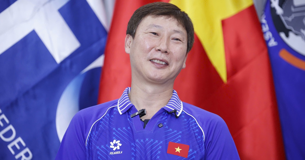 HLV Kim Sang-sik: 'Vợ tôi tắt TV khi U.22 Việt Nam bị Thái dẫn 0-2, tôi không biết TV có sao không’