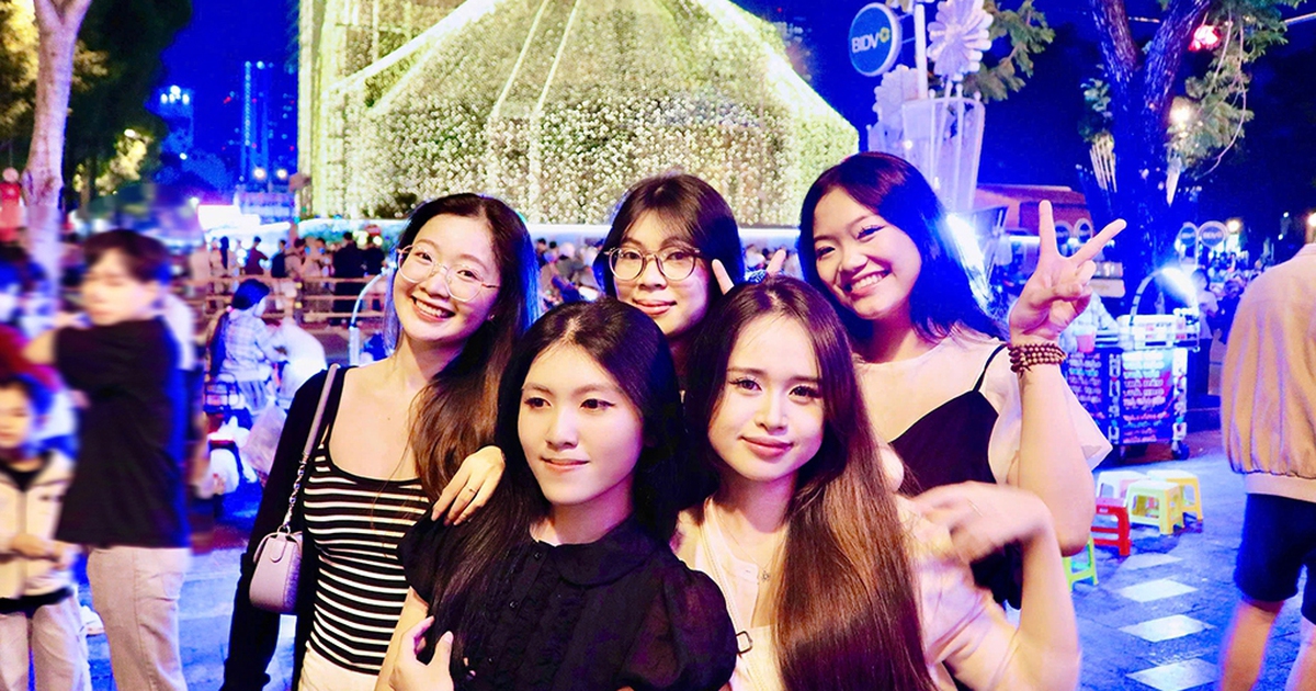 Đêm nay Giáng sinh rộn ràng khắp mọi nơi