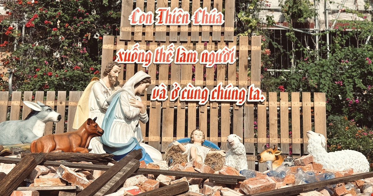 Giáng sinh 2025: Vì sao hang đá ở nhà thờ Đức Bà Sài Gòn được dựng bằng gạch vụn?