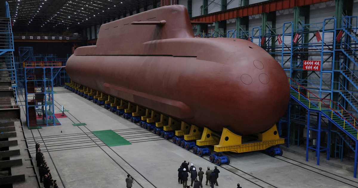 Ông Kim Jong-un thị sát phóng tên lửa tầm xa, điểm đóng tàu ngầm hạt nhân