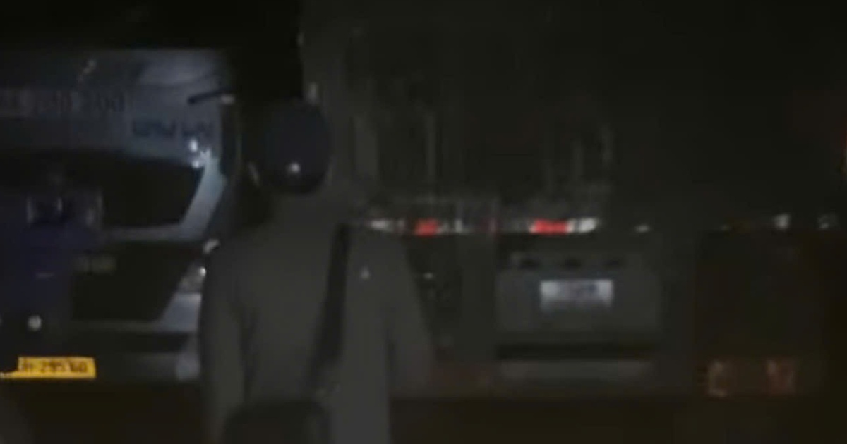 Hai tài xế xe đầu kéo 'thi gan' cố thủ giữa đường, quốc lộ 49 ách tắc nhiều giờ