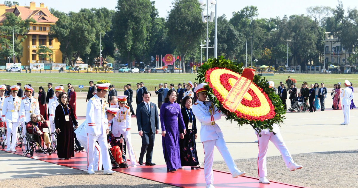 Đại biểu dự Đại hội Thi đua yêu nước vào Lăng viếng Bác