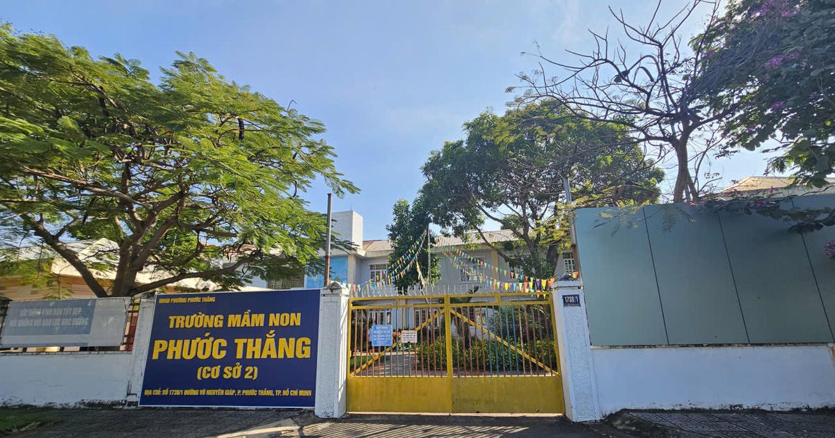 Trường mầm non ở TP.HCM bất lực dùng tôn che chắn mùi hôi thối xông vào lớp