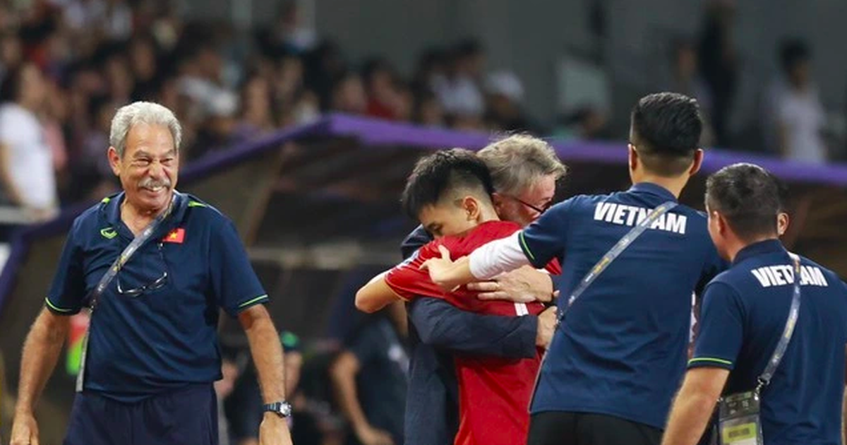 HLV Troussier bất ngờ đăng dòng trạng thái đầy cảm xúc, Đình Bắc lập tức đáp lời thầy cũ