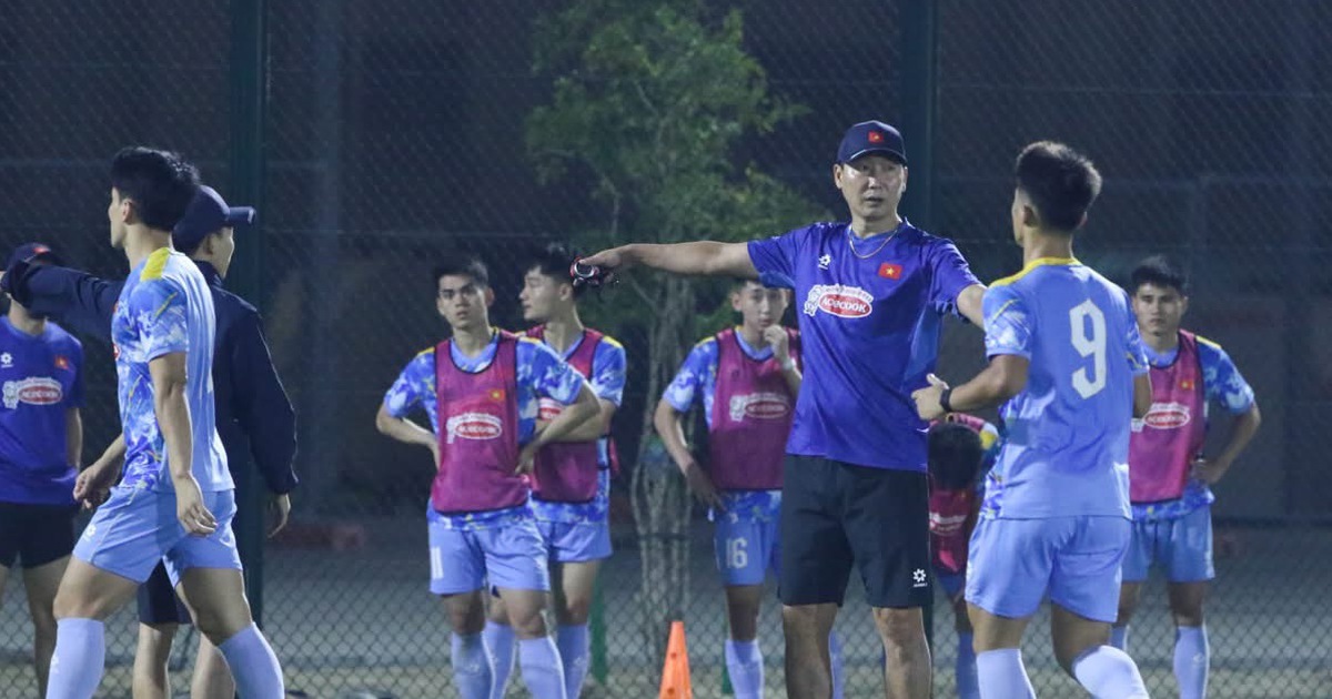 Thầy Kim chỉ rõ đối thủ đáng sợ nhất tại châu Á, U.23 Việt Nam tập chiến thuật làm quen múi giờ