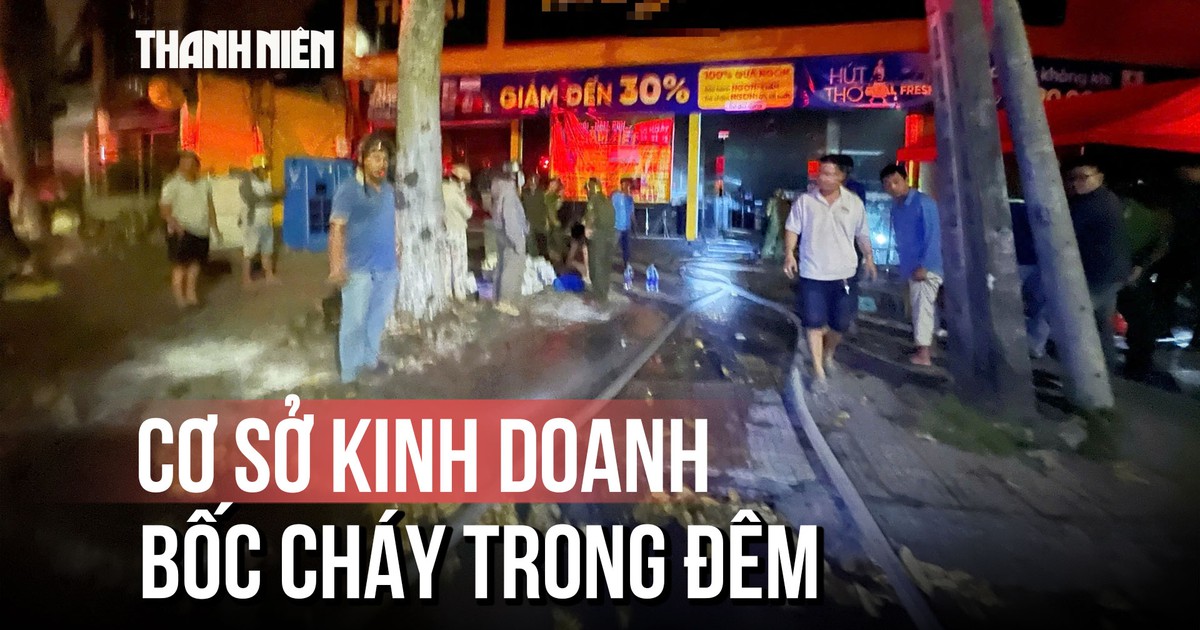 Cửa hàng điện máy bốc cháy giữa đêm, cả khu dân cư hốt hoảng