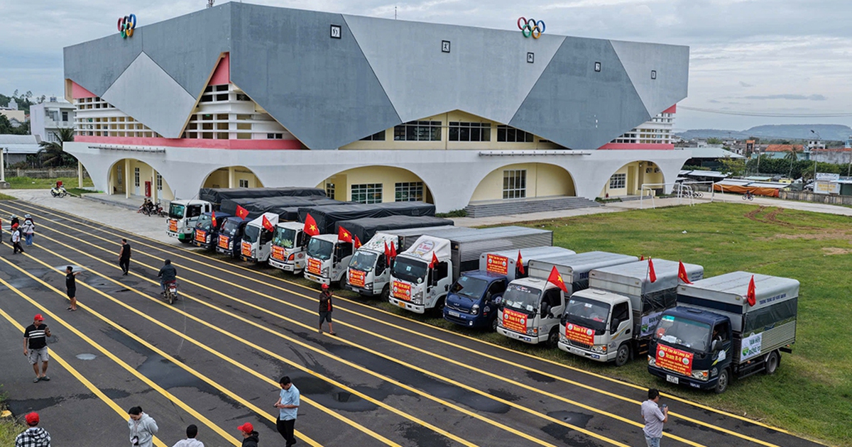 Những chuyến xe xuy&ecirc;n đ&ecirc;m hướng về miền Trung