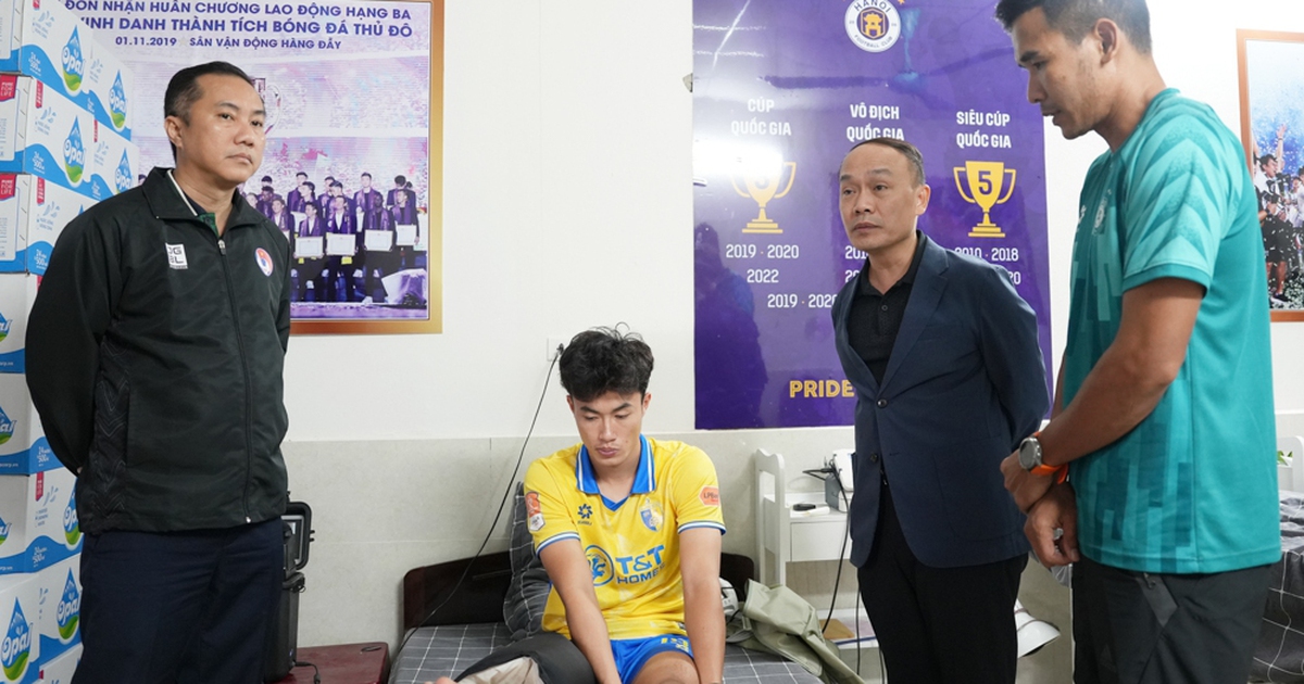 Lãnh đạo VFF thăm động viên tiền vệ Văn Trường trước giờ ra quân U.23 Việt Nam