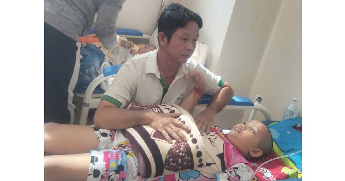 Con bệnh nặng, cha mẹ cần cộng đồng giúp đỡ