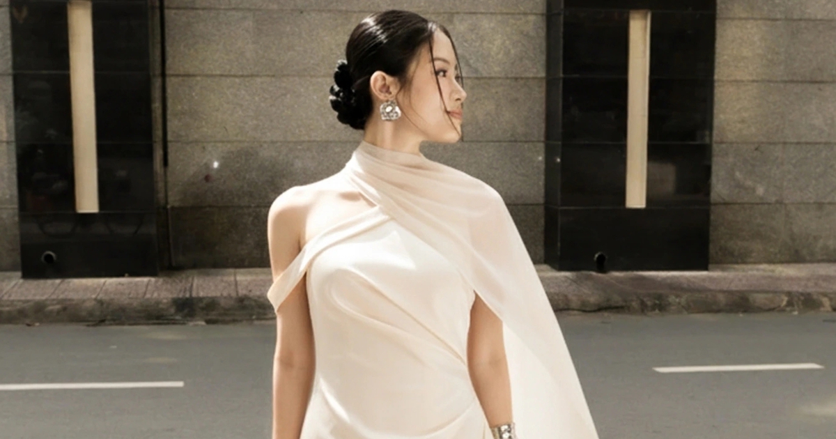 Phối váy và khăn choàng lụa voan, nhìn góc nào cũng đẹp