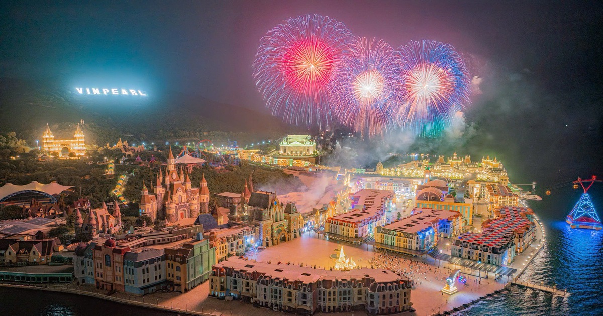 HIEUTHUHAI cùng DJ quốc tế khuấy động countdown chào năm mới tại Nha Trang