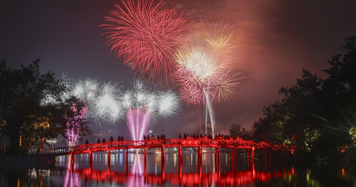 Pháo hoa rực sáng trên bầu trời Hà Nội chào đón năm 2026