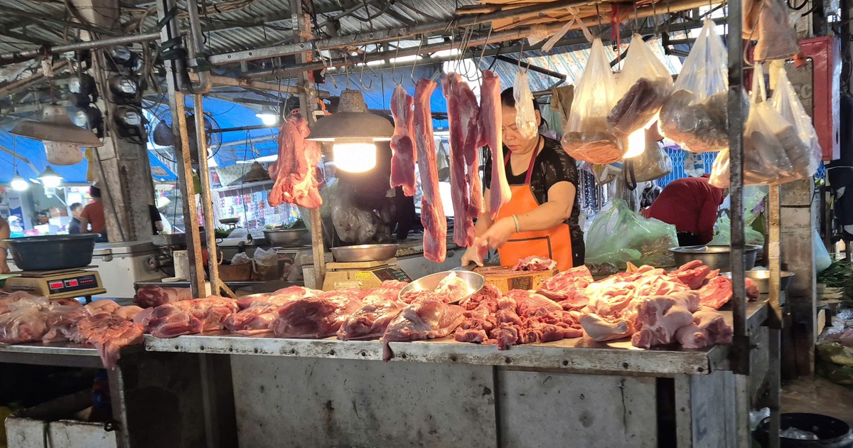 Cuối năm, giá thịt heo ở chợ tăng, người trẻ cân nhắc từng bữa cơm