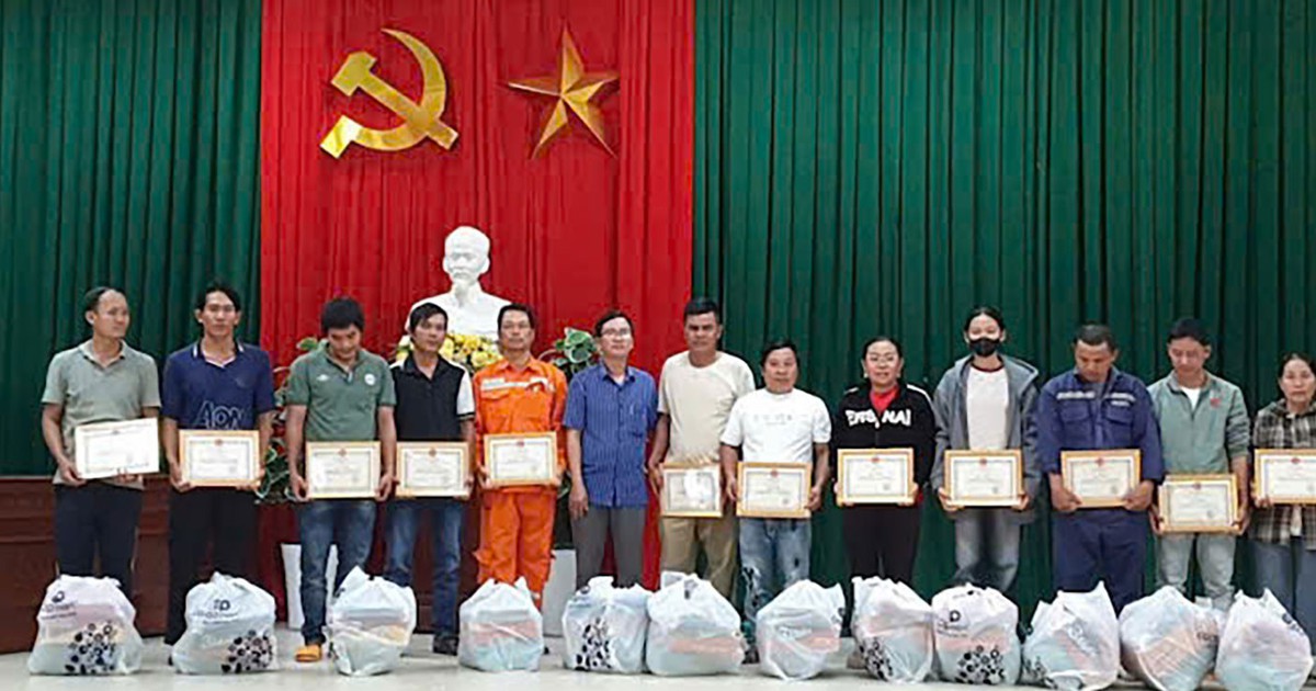 CBCNV Đội Quản lý điện Đồng Xuân dũng cảm cứu 06 người trong đợt lũ lịch sử