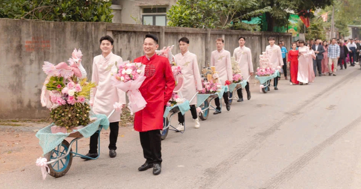 Nhà cách nhau vài trăm mét, chú rể dùng xe rùa chở sính lễ đi rước dâu
