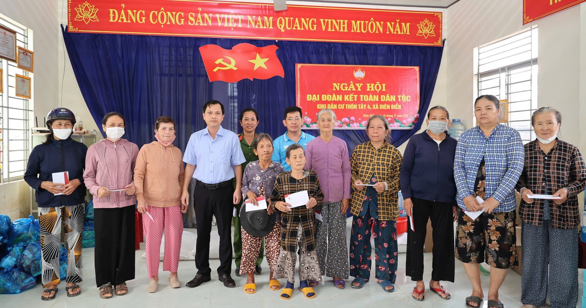 Thép tấm lá Phú Mỹ cùng Báo Thanh Niên trao 500 triệu đồng tiếp sức bà con vùng lũ