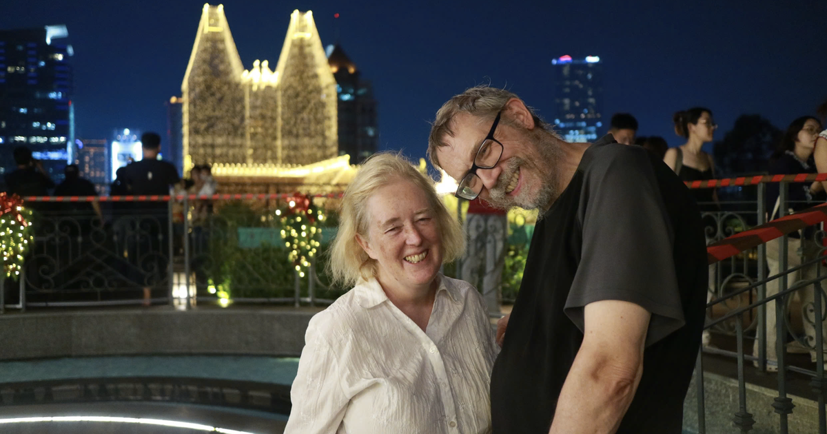 Ngỡ ngàng Giáng sinh tại TP.HCM: Không tuyết lạnh, vẫn khiến khách Tây… mê mẩn