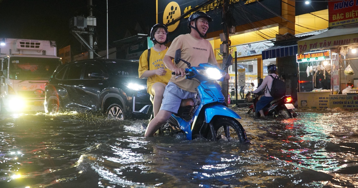 Triều cường đạt đỉnh tối nay 5.12: Nhiều tuyến đường khu nam TP.HCM ngập như s&ocirc;ng