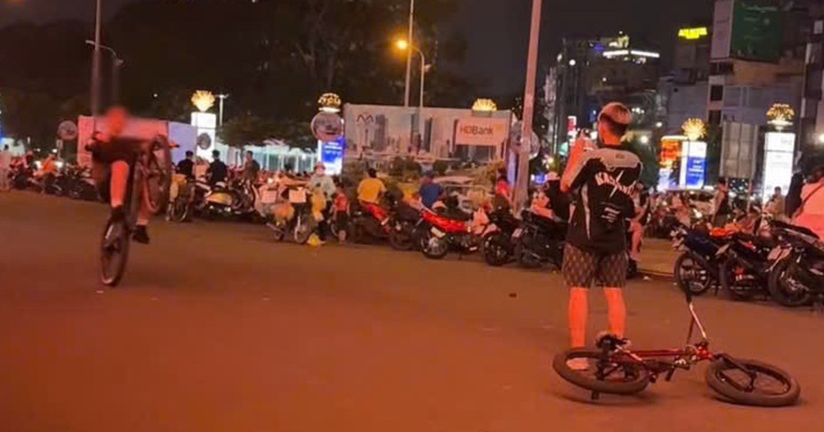 Bị CSGT phạt 400.000 đồng v&igrave; điều khiển xe đạp bằng 1 b&aacute;nh