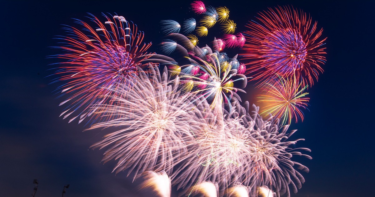 Ph&aacute;o hoa đ&oacute;n năm mới 2026: B&iacute; mật ph&iacute;a sau những dải m&agrave;u rực rỡ tr&ecirc;n bầu trời