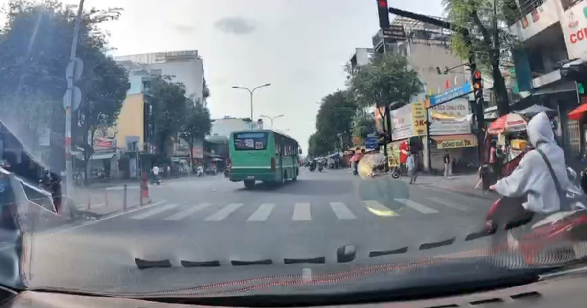 Xe buýt vượt đèn đỏ, phóng nhanh qua ngã tư đông đúc ở TP.HCM