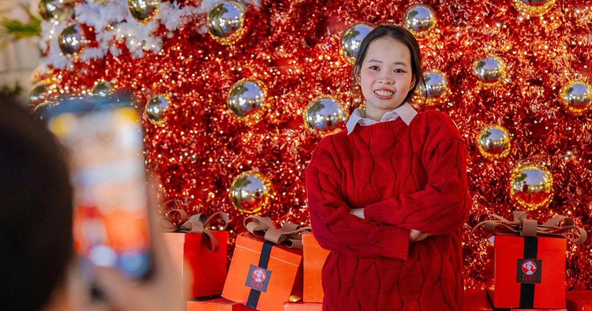 Bạn trẻ mặc đồ đông giữa trời 30 độ