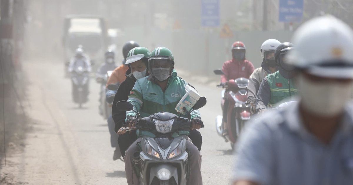 Bụi mịt m&ugrave; gần c&ocirc;ng trường V&agrave;nh đai 3: Nhiều người than trời v&igrave; kh&ocirc;ng thấy đường