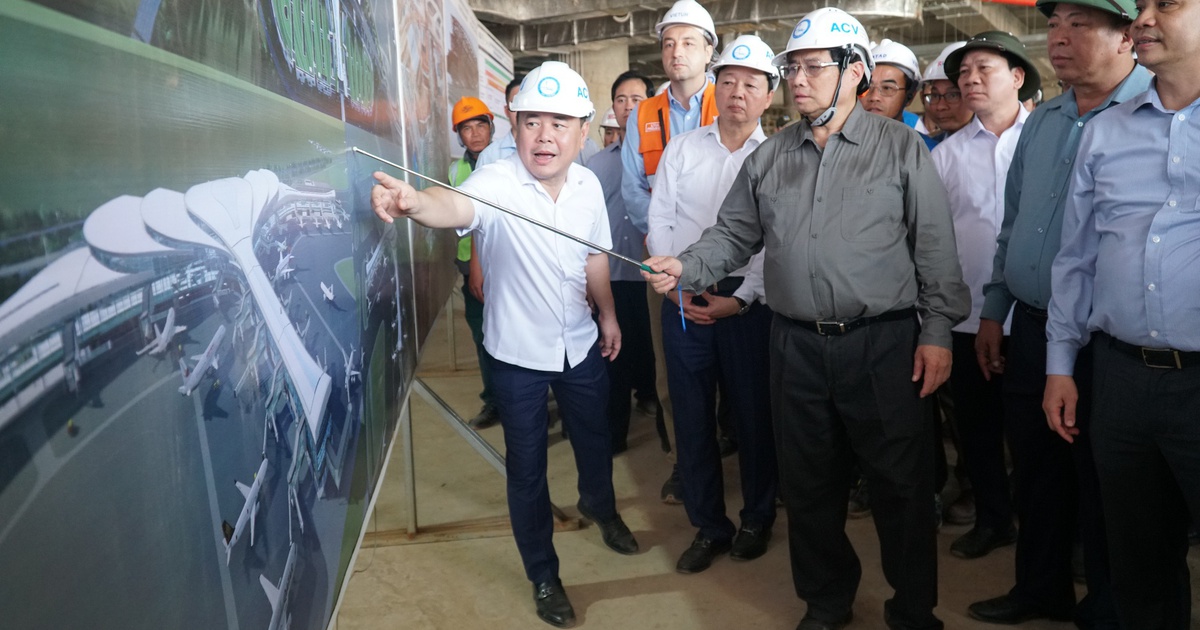 Thủ tướng kiểm tra dự án sân bay Long Thành, tặng quà, lì xì cho công nhân