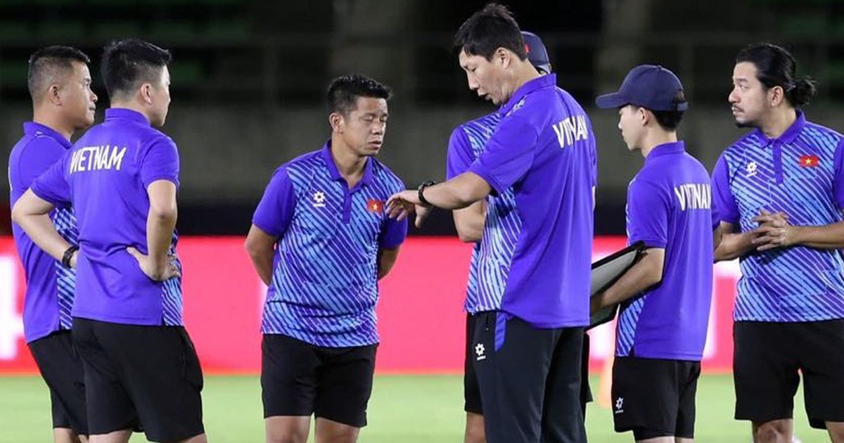 3 "phó tướng" của HLV Kim Sang-sik chia tay ĐT Việt Nam 3 HLV Kim Sang-sik chia tay cộng sự: 3 trợ lý người Hàn Quốc về nước học đại học