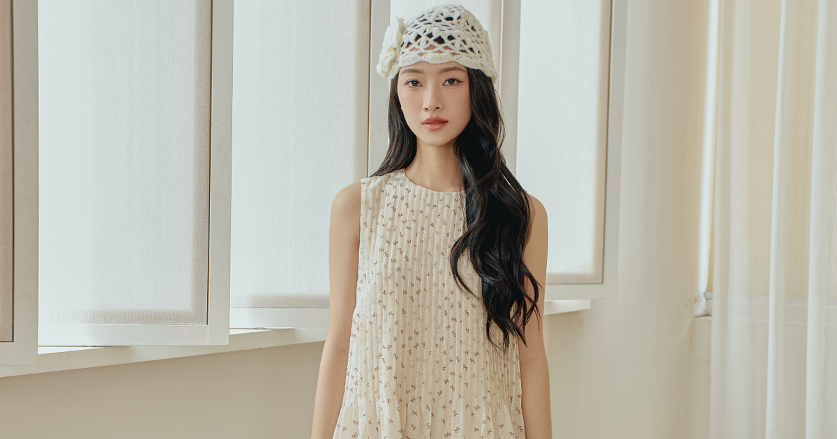 The dress is ‘crowned’ on the sunny day
