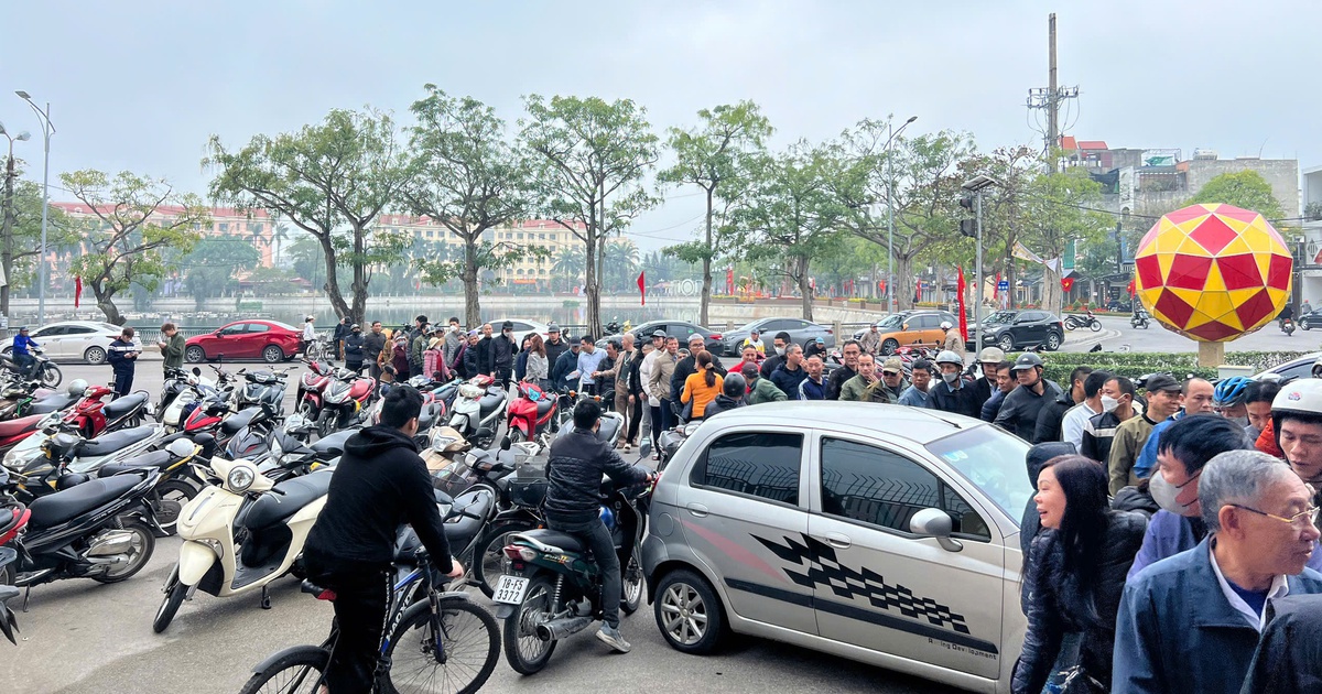 The audience of the ‘cold team’ lined up for tickets, waiting for Nam Dinh Club to go to the Asian tournament