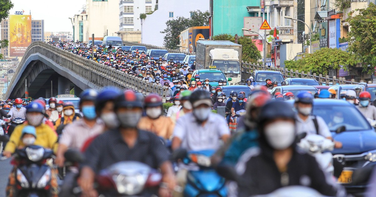 Người d&acirc;n ng&aacute;n ngẩm v&igrave; kẹt xe tr&ecirc;n đường Cộng H&ograve;a, ng&agrave;nh giao th&ocirc;ng n&ecirc;u giải ph&aacute;p