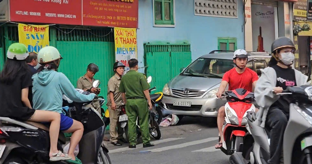 TP.HCM: &Ocirc; t&ocirc; 7 chỗ lao l&ecirc;n vỉa h&egrave; nghi do t&agrave;i xế đột quỵ