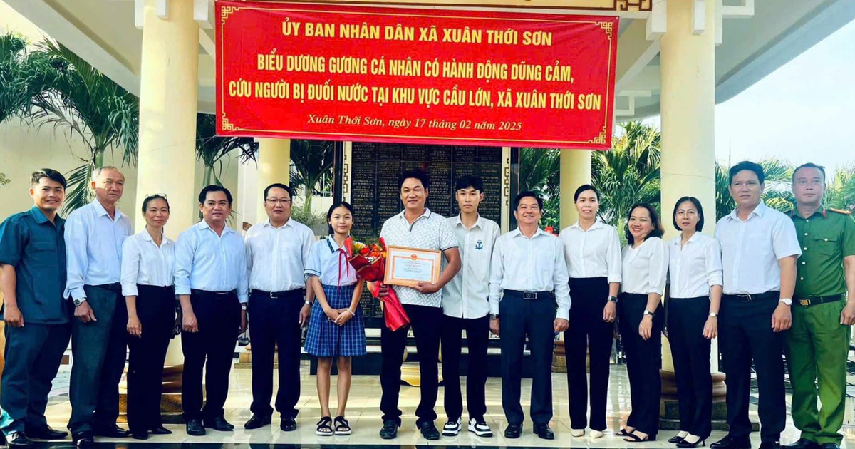 Khen thưởng người đ&agrave;n &ocirc;ng &#039;bơi yếu&#039; dũng cảm lao xuống k&ecirc;nh cứu người ở TP.HCM