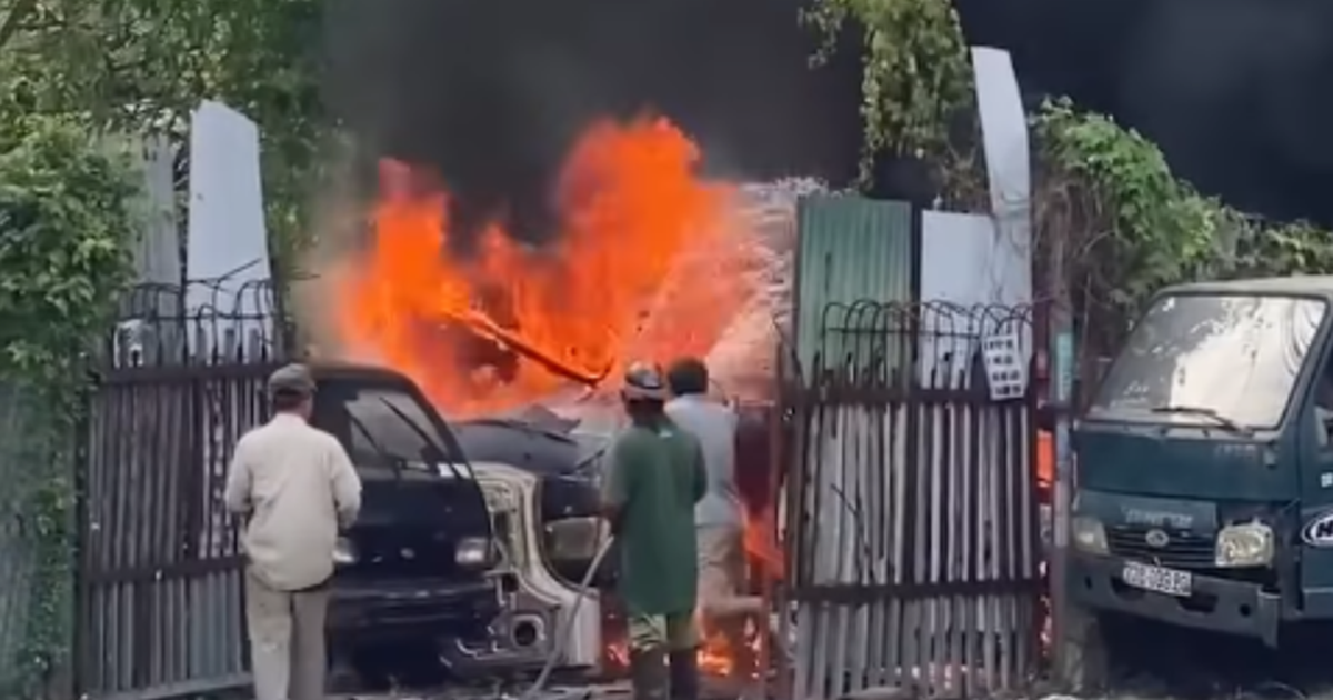 Ch&aacute;y lớn trong b&atilde;i phế liệu ở Kh&aacute;nh H&ograve;a