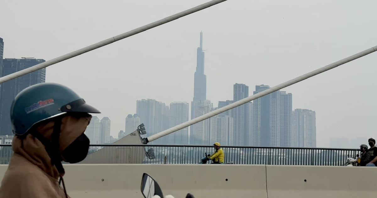 Trước trận mưa, ô nhiễm không khí ở TP.HCM vượt báo động đỏ